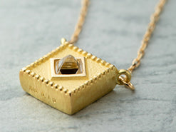 希少な正八面体ダイヤモンド原石を使用したジュエリーです。